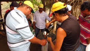 Em busca dos produtos, muita pessoas vem de Iguatu e das comunidades nas proximidades do engenho. Foto Jan Messias