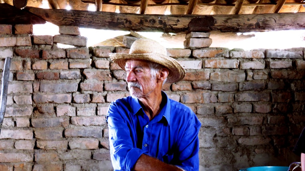 Sr. Francisco Rufino, 80 anos, acompanha a produção do engenho de cana. Foto Jan Messias