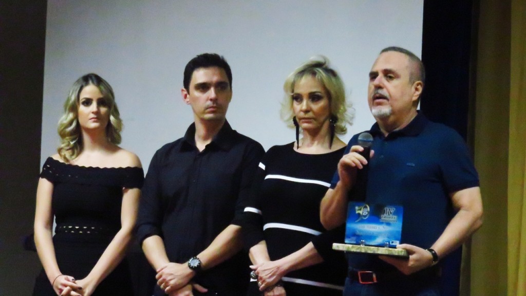 O empresário Sá Vilarouca ao lado da esposa, Cleonice e dos filhos Jader e Bárbara Vilarouca, foi um dos premiados da noite.Foto Jan Messias
