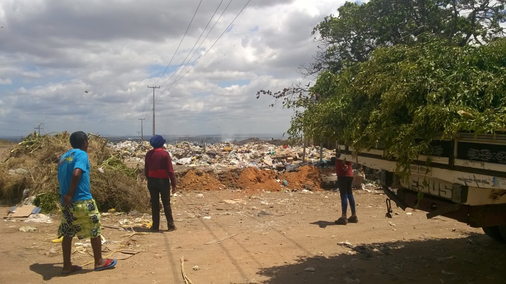 Catadores bloqueiam o acesso ao lixão de Iguatu exigindo melhoras na sitação Foto jan Messias