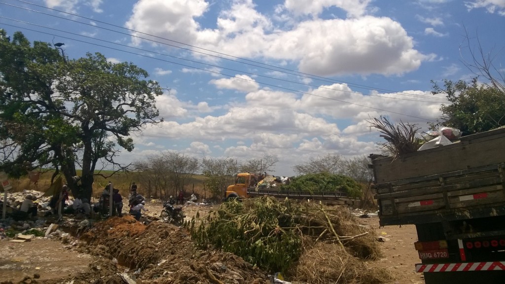 Catadores bloqueiam o acesso ao lixão de Iguatu exigindo melhoras na sitação Foto jan Messias