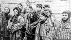 Crianças sobreviventes em Auschwitz - foto tirada de imagens gravadas pelas forças soviéticas 