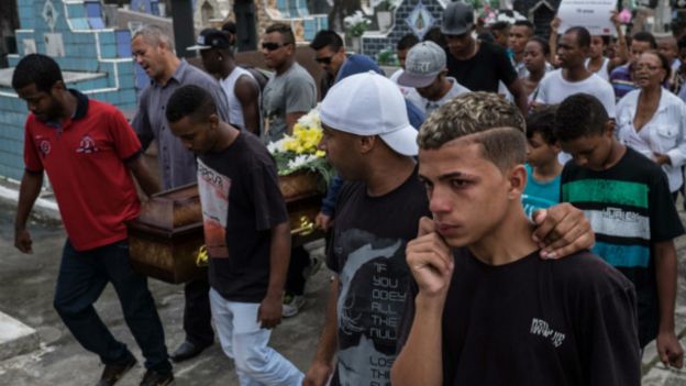 Familiares e amigos levam caixão de um dos cinco jovens mortos no sábado no Rio