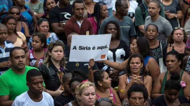 Enterro de um dos jovens reuniu dezenas de pessoas no Rio