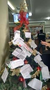 Os clientes vão à agência e pegam uma das cartinhas endereçadas ao Papai Noel (Iury Sarmento)
