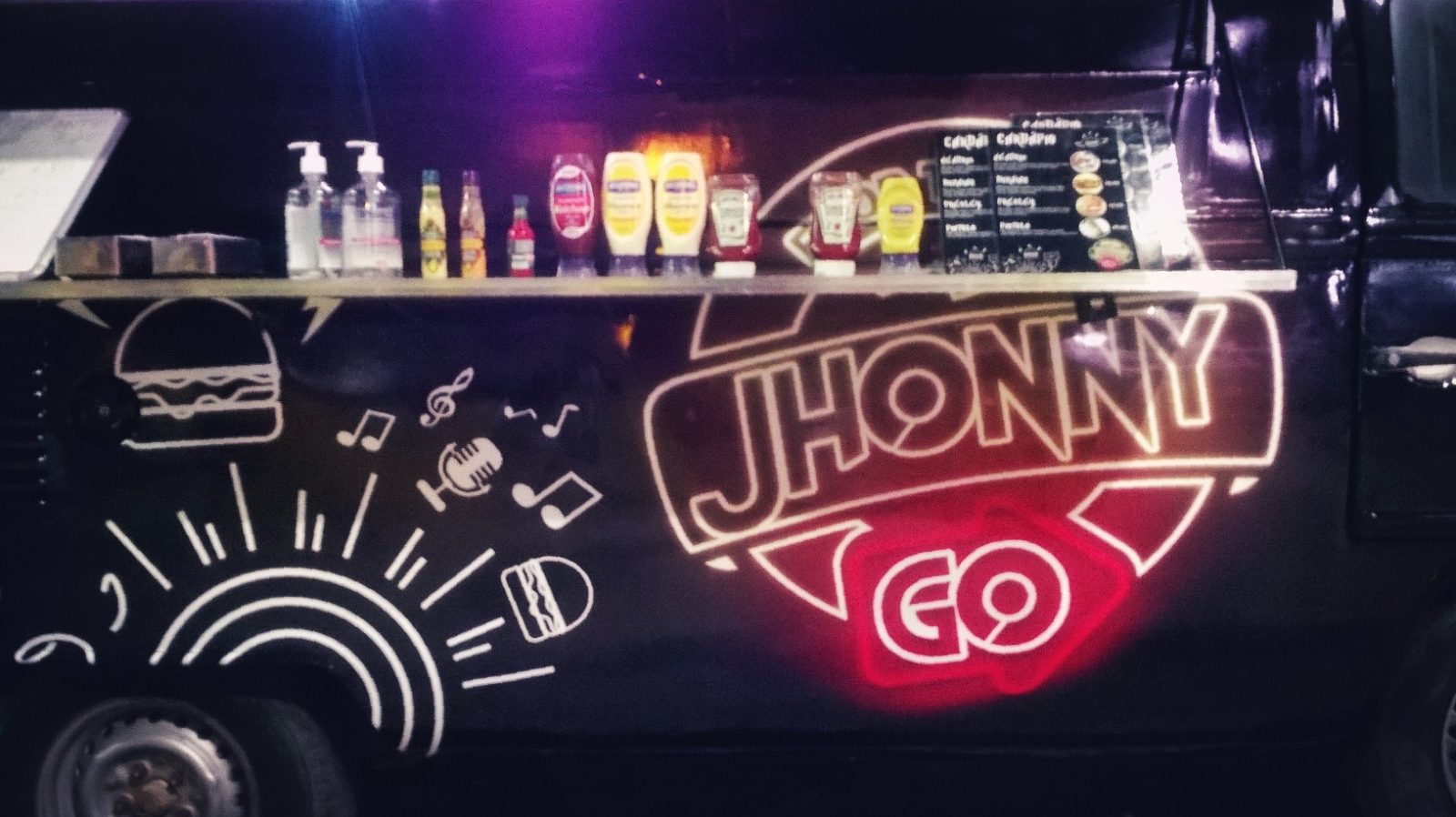 Diferentes condimentos são disponíveis para dar mais sabor aos hambúrgueres do Jhonny Go Food Truck. Foto Jan Messias