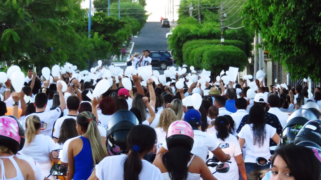 Vestidos de branco e com balões e cartazes o grupo chamou a atenção da população para o ato.