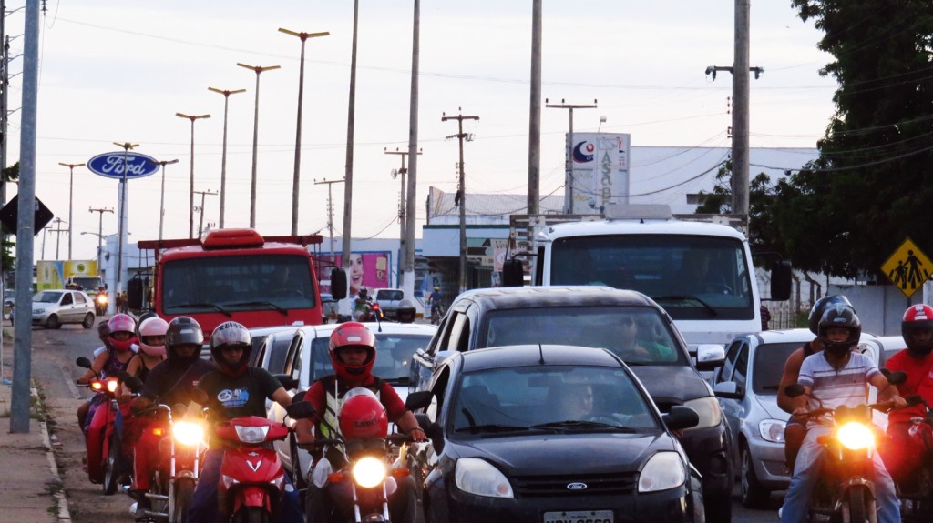 Trânsito de fim de tarde na Avenida Perimetral em Iguatu.