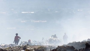 Foto no lixão de Iguatu, com os catadores tendo que lidar diretamente com a fumaça tóxica.