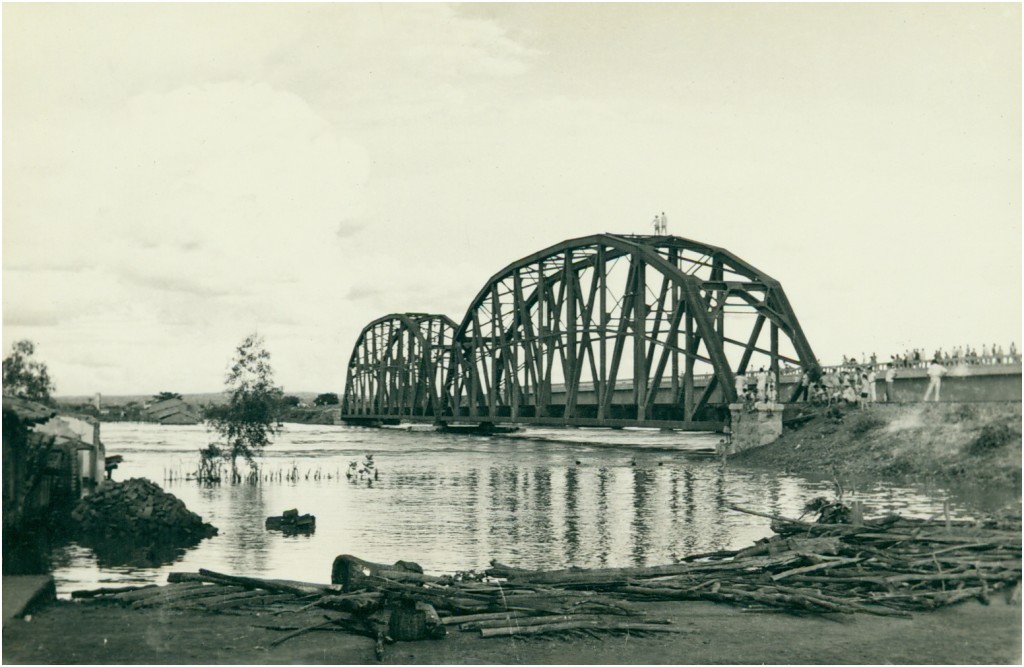 Foto histórica do rio Jaguabibe em cheia. O tempo passou e as agressões ao rio aumentaram.