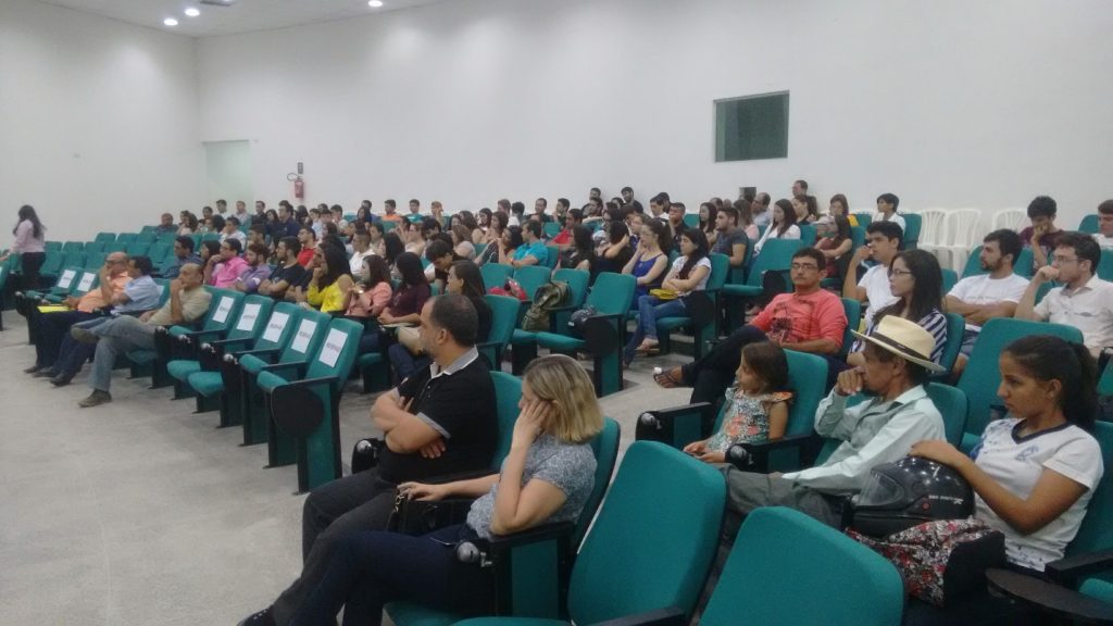 O publico era formado em sua grande maioria por acadêmicos (Foto: Thiedo Henrique/Mais FM)