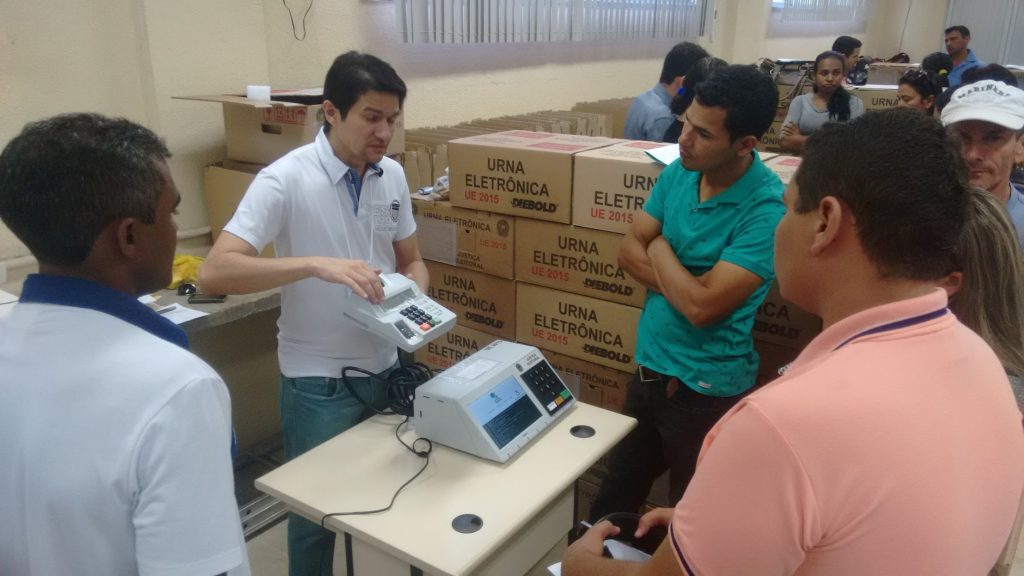 Através de 'urnas testes' os mesários conheceram os equipamentos (Foto: Thiedo Henrique/Mais FM)
