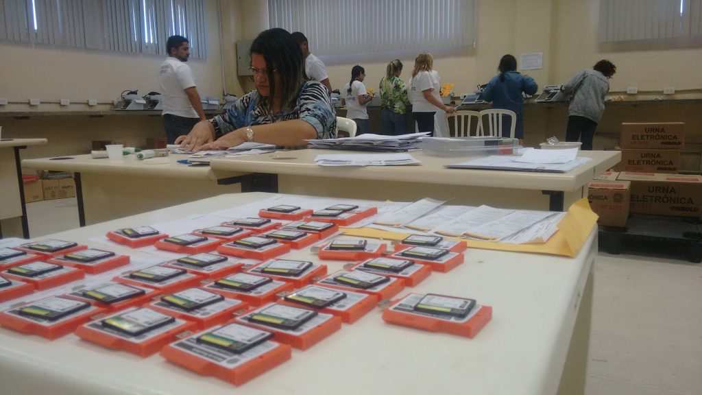 Mídias com os dados de eleitores e candidatos foram recebidos pelo juiz e promotor eleitoral (Foto: Thiedo Henrique/Mais FM)
