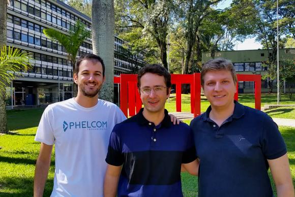Ex-alunos da USP - Diego Lencione, Flavio Vieira e José Augusto Stuchi - desenvolveram um equipamento que reduz os custos de um exame de retina USP Divulgação 