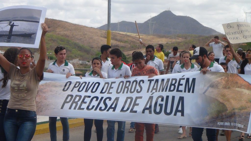 Faixas e cartazes com dizeres contra a atual vazão foram confeccionadas (Foto: Thiedo Henrique/Mais FM) 