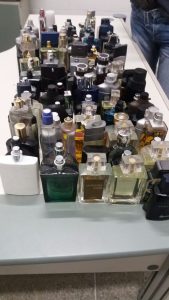 Parte dos perfumes falsificados apreendidos (Foto: Divulgação/Mais FM)