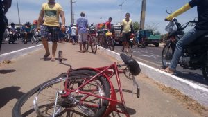 A bicicleta ficou destruída com o impacto (Foto: Thiedo Henrique/Mais FM)