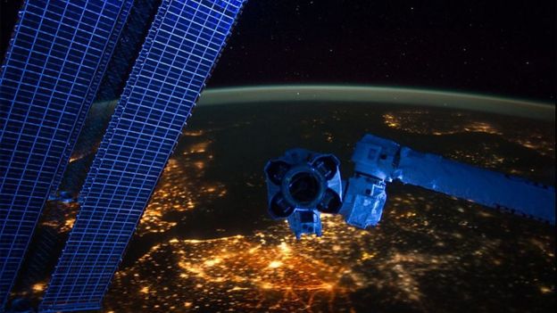 Imagens como esta já não surpreendem tanto, mas até o lançamento das missões Apollo, não tinha sido possível ver a Terra inteira do espaço. Acima, a Europa iluminada à noite, em foto feita da Estação Espacial Internacional, em janeiro de 2016. 