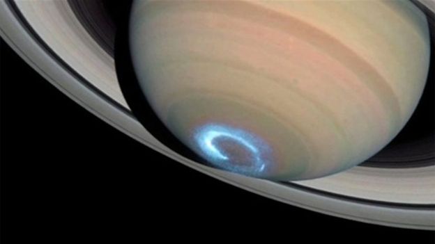 As auroras de Saturno são parecidas com as terrestres e se elevam a mais de 1,6 milhão de quilômetros acima das nuvens dos pólos do planeta. Partículas carregadas se concentram nos pólos e produzem cor ao interagir com a atmosfera. 