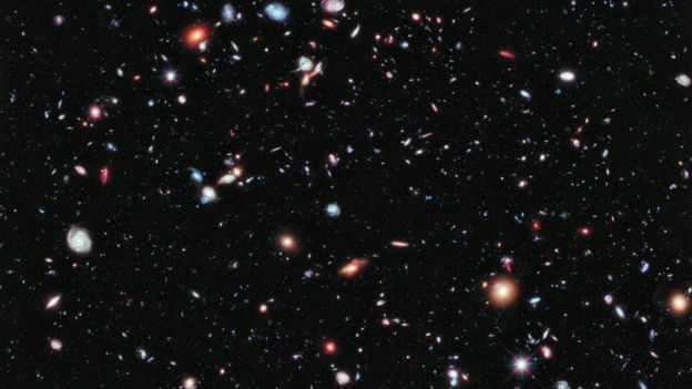 O telescópio Hubble fez esta imagem, batizada de HDF, que pela primeira vez mostrou que o espaço profundo é rico em galáxias e nebulosas, que estão a uma distância de dezenas a milhões de anos-luz. 
