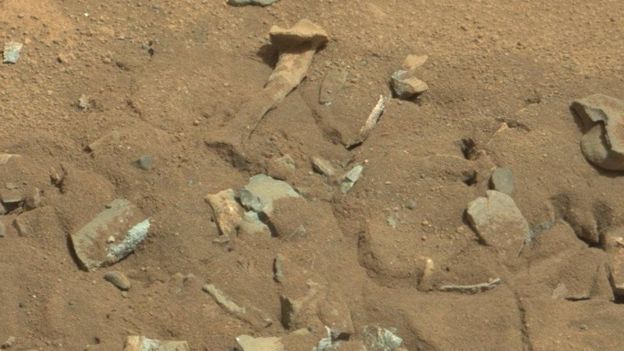 O Curiosity fez registros de rochas marcianas com formatos intrigantes, que os cientistas atribuem a erosão. 