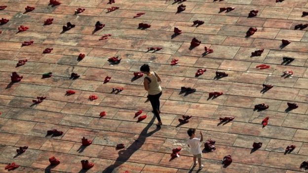 A instalação 'Sapatos Vermelhos', na Espanha, foi criada em memória às vítimas de feminicídio em Ciudad Juárez 