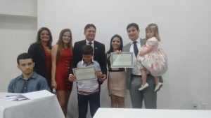 Prefeito e vice de Iguatu ao lado de seus familiares receberam o diploma (Foto: Thiedo Henrique/Mais FM)