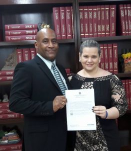 Médico com a certidão em mãos junto a sua esposa Patricia Bandeira - Foto Divulgação