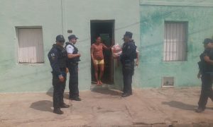 Os próprios policiais entregaram os mantimentos (Foto Divulgação/Mais FM)