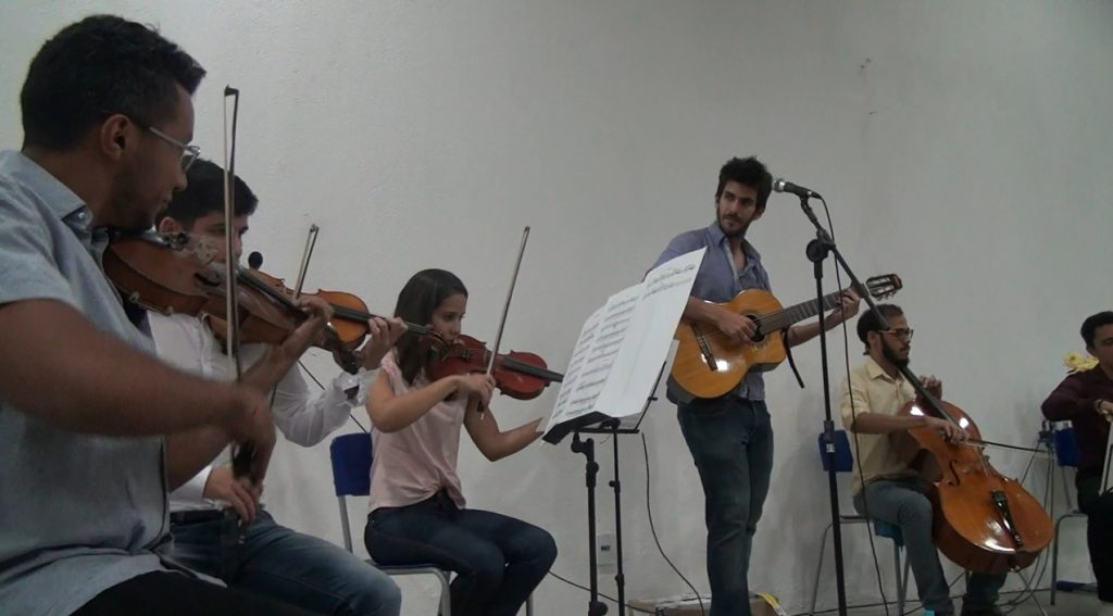 Violinos à amostra na apresentação da Orquestra